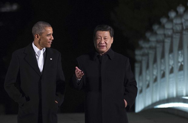 US President Barack Obama (L) walks with China's President Xi Jinping at the Zongnanhai leaders compound on November 11, 2014. The summit of Asia-Pacific leaders supported a China-backed "roadmap" towards a vast free trade area.