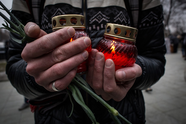 People bring candles near Sakharov Museum before a farewell ceremony for Russian opposition leader Boris Nemtsov on March 3, 2015 in Moscow, Russia.