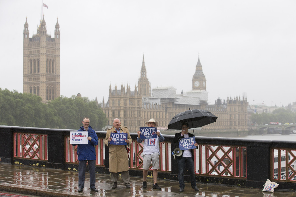 Campaigners hold placards for 'Britain Stronger in Europe', the official 'Remain' campaign group seeking to avoid a Brexit, ahead of the forthcoming EU referendum, in London on June 20, 2016.  / AFP / JUSTIN TALLIS        (Photo credit should read JUSTIN TALLIS/AFP/Getty Images)