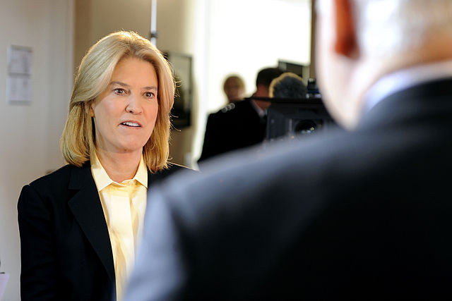 Former FOX News anchor Greta Van Susteren speaks with then-U.S. Secretary of Defense Robert Gates in 2010. Van Susteren announced Tuesday, September 7 that she is leaving the network.