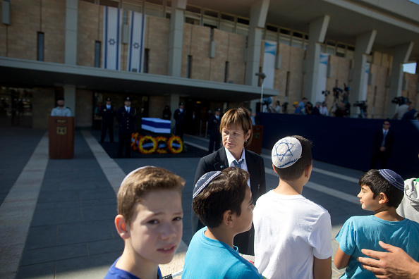 Israeli children  President passing the coffin of former Israeli President Shimon Peres at the Knesset, Israel's Parliament, on September 29 in Jerusalem, Israel.