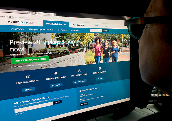 This October 25, 2016 photo shows a woman looking at the Healthcare.gov internet site in Washington, D.C.
Americans will see Obamacare health insurance costs jump an average of 25 percent next year, adding fuel to the U.S. political firestorm over the system that Republicans have repeatedly tried to overturn.  