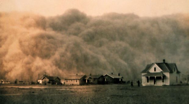A dust storm approaches Stratford, Texas, in 1935.