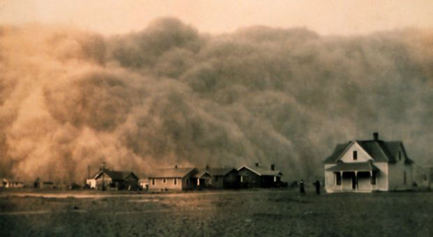 A dust storm approaches Stratford, Texas, in 1935.

