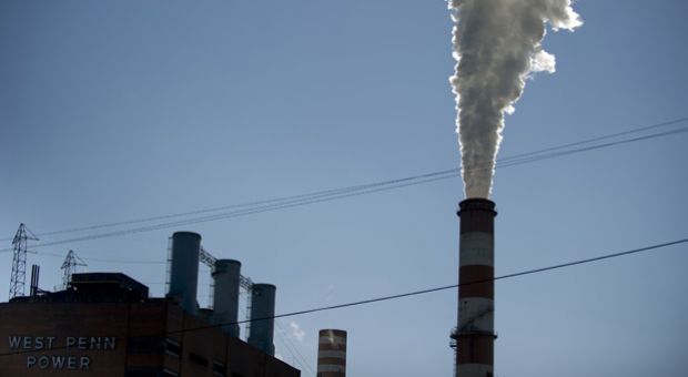 A plume of exhaust extends from the Mitchell Power Station on September 24, 2013 in New Eagle, Pennsylvania. 