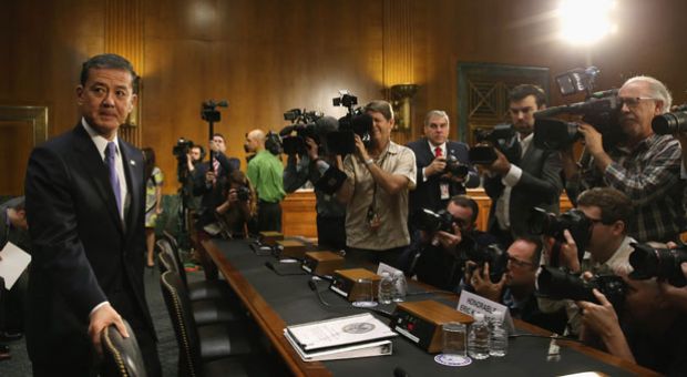 U.S. Veterans Affairs Secretary Eric Shinseki arrives at a Senate Veterans' Affairs Committee hearing that is focusing on wait times veterans face to get medical care May 15, 2014 in Washington, DC. The American Legion called Monday for the resignation of Shinseki amid reports by former and current VA employees that up to 40 patients may have died because of delayed treatment at an agency hospital in Phoenix, Arizona. 