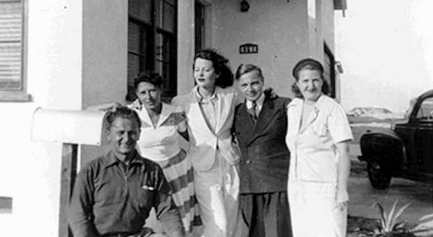 Antheils w Hedy (left to right: unknown, Boski Antheil, Hedy, George, unknown)