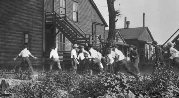 White mob hunts for blacks on Chicago's South Side 